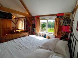 The Music Room - Kingsize Double Oak Studio - Sleeps 2 - Quirky - Rural，位于哈斯尔米尔的酒店