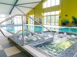 Camping Pods Hedley Wood Holiday Park，位于Bridgerule的酒店