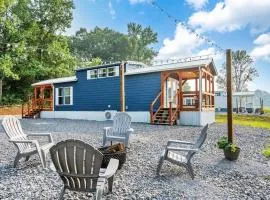 8 All Decked Out, Luxury Tiny House, Boat Parking Mins to Lake Guntersville, Downtown