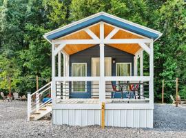 2 Villa D'Azur Luxury Tiny House Mins to Lake Guntersville, Downtown, Firepit，位于甘特斯维尔的公寓