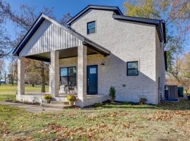 Modern Springdale Home 13 Mi to Fayetteville!，位于斯普林代尔的酒店