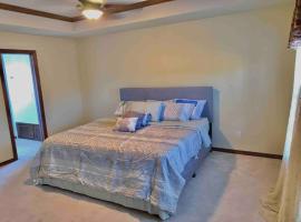 Spacious Oasis - 4 BDRM Top Luxury Home in Edmond!，位于爱德蒙的酒店