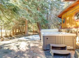 Charming Idaho Springs Retreat on Chicago Creek!，位于爱达荷斯普林斯的酒店