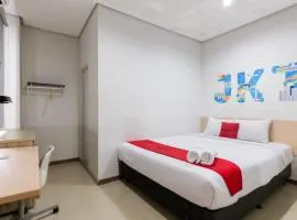RedDoorz Plus Syariah near Mall Pondok Indah