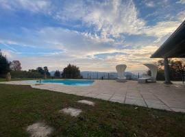 Lovely Villa w Renovated Barn, Pool, BBQ & extensive Hectares of Land，位于Morbio Inferiore的度假屋