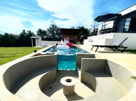 Hermosa Villa con piscina，位于洛斯桑托斯的度假屋