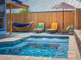 Fun 'n Sun Heated Pool & Gameroom By Fiesta Texas，位于圣安东尼奥Phil Hardberger Park附近的酒店