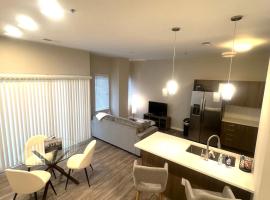 Summer Deals!! Modern 1 BR and Sleeper Sofa in Heart of Midtown Kansas City!，位于堪萨斯城的酒店