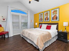 Deluxe Paradise - 3 King Beds + Fast Wifi + FREE Parking，位于Raymore的酒店