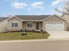 Beautiful NEW Home among the Nook in Hamilton, OH，位于汉密尔顿的酒店