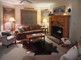 Jay Peak Village Home 375，位于Jay的酒店