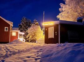 Idyllic vacation home near lake: nature&fireplace，位于Stöde的酒店