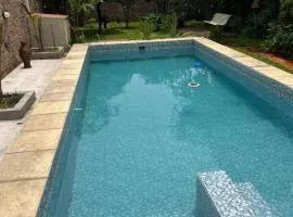 Casa con piscina y parque