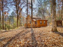 Secluded Cotter Cabin, 1 Mi to White River Fishing，位于Cotter的酒店