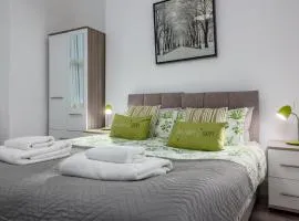 Modern 3BR Near Docks Free Parking Fast Wi-Fi