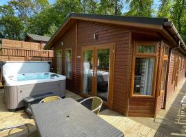 Belvedere Edge Lodge at Finlake Resort & Spa in Devon，位于查德利的酒店