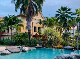 Luxury 2 Bedroom apartment, Treetop views, Resort with 4 swimming pools，位于Cairns North的酒店