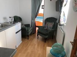 Private cozy 1 bedroom apartment SW London，位于Hanworth的酒店