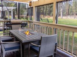 Breath in Fresh Mt Spring Air from a Private Deck with a River & Golf Course View，位于Blairsden的酒店