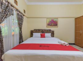 RedDoorz Syariah at Bumi Eyang Enin Homestay Tasikmalaya，位于打横的酒店