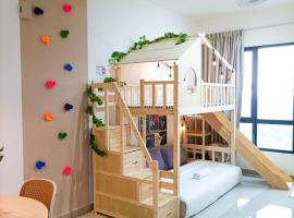 Japandi Family Play Suite with Slide Bunk Bed，位于加影的带按摩浴缸的酒店