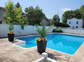 PRIVATE POOL AND BACKYARD * BBQ * 6 BEDS * 5 MIN. FROM MTL，位于隆格伊的酒店