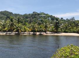 Coral Views Village - uMaMi，位于French Harbor的乡村别墅