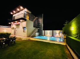 GoBravo 2BR. Luxury Villa with Pvt Pool, Udaipur，位于乌代浦的酒店