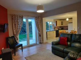 Family Home, 20 mins from Youghal Beach，位于Killeagh的度假屋