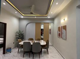 Travellers Heaven 3BR APT DHA PHASE VI Nishat Commercial，位于卡拉奇的酒店