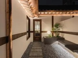 Luxury Hanok Stay Warm Hearth - West