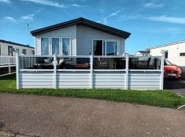 Beautiful 4 Berth Lodge With Free Wifi At Pakefield Holiday Park Ref 68019cr，位于洛斯托夫特的酒店