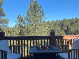 Ski+Golf+Fishing Flagstaff Kachina Cabin!，位于Mountainaire的酒店