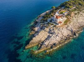 Luxury seafront Villa Lighthouse Ligero on Host island - Vis island，位于维斯的酒店