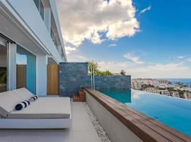 Luxury triplex + pool, jacuzzi - SissiPark Azul，位于阿坎提拉德洛斯基的带按摩浴缸的酒店