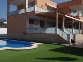 Bright 4 bedroom Villa, Pool and Tennis court，位于帕莱索海滩的别墅