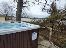 Campau Lake Sunshine cottage，位于Cascade的酒店