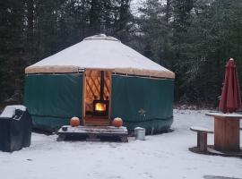 Ava Jade Yurt，位于Brownfield的豪华帐篷