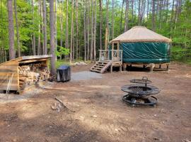 Rufus III Yurt on the river，位于Brownfield的豪华帐篷