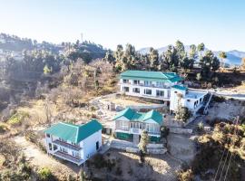 Shree Parijat Resort At Mukteshwar Hill Station with Himalayan View，位于穆克缇斯瓦的酒店