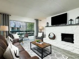 AV 213 Chic 22 with 3 TVs Balcony Fireplace