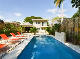 Casa Oasis Surfside-House a few steps to the Beach，位于波特雷罗的酒店