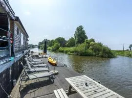 Cozy Boat in Merkem near Lake