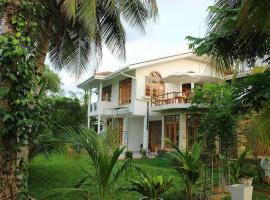 "GreenHeart" Eco Villa - Inspire the Nature with Fresh Air- Specious Top Floor with Balcony views'，位于马哈拉贾马的酒店