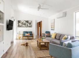 Golden Sands Pet Friendly 2 Mins Walk to Beach，位于卡尔布拉海滩的酒店