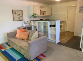 Very Comfortable Granny Flat，位于亚斯的酒店