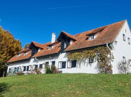 Einzigartiger Vierkanthof，位于菲尔斯滕费尔德附近洛伊佩尔斯多夫的酒店