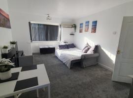 Seaside 2 bed flat sleeps 6，位于索伦特海峡旁利村的公寓