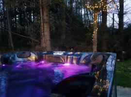 Woodland Hot Tub Retreat，位于Swarland的酒店