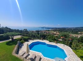 Villa Galini with Private Pool & Incredible Views, Ipsos，位于Pyrgi的酒店